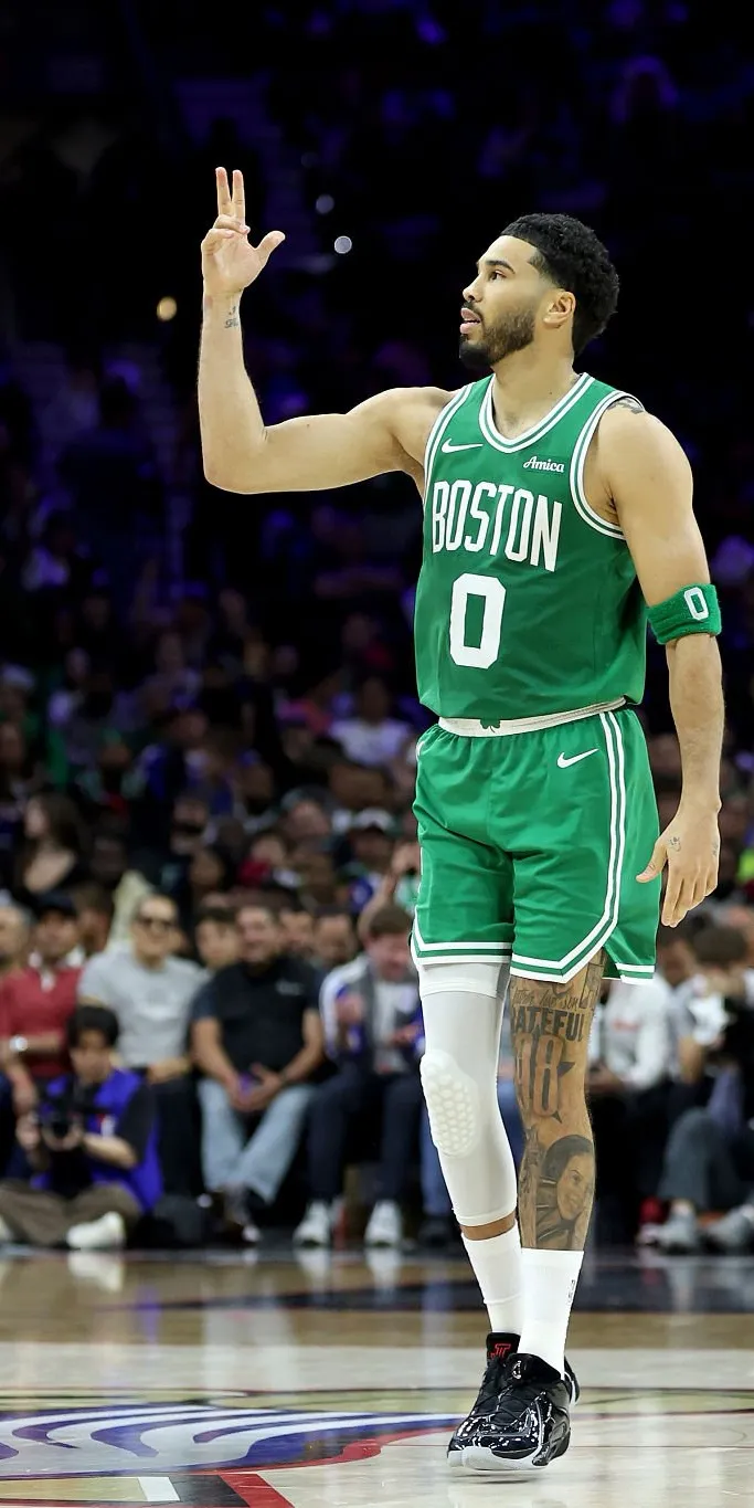 必一运动官方网站-塔图姆穿着野马配色Tatum4，砍下30分7篮板11助攻